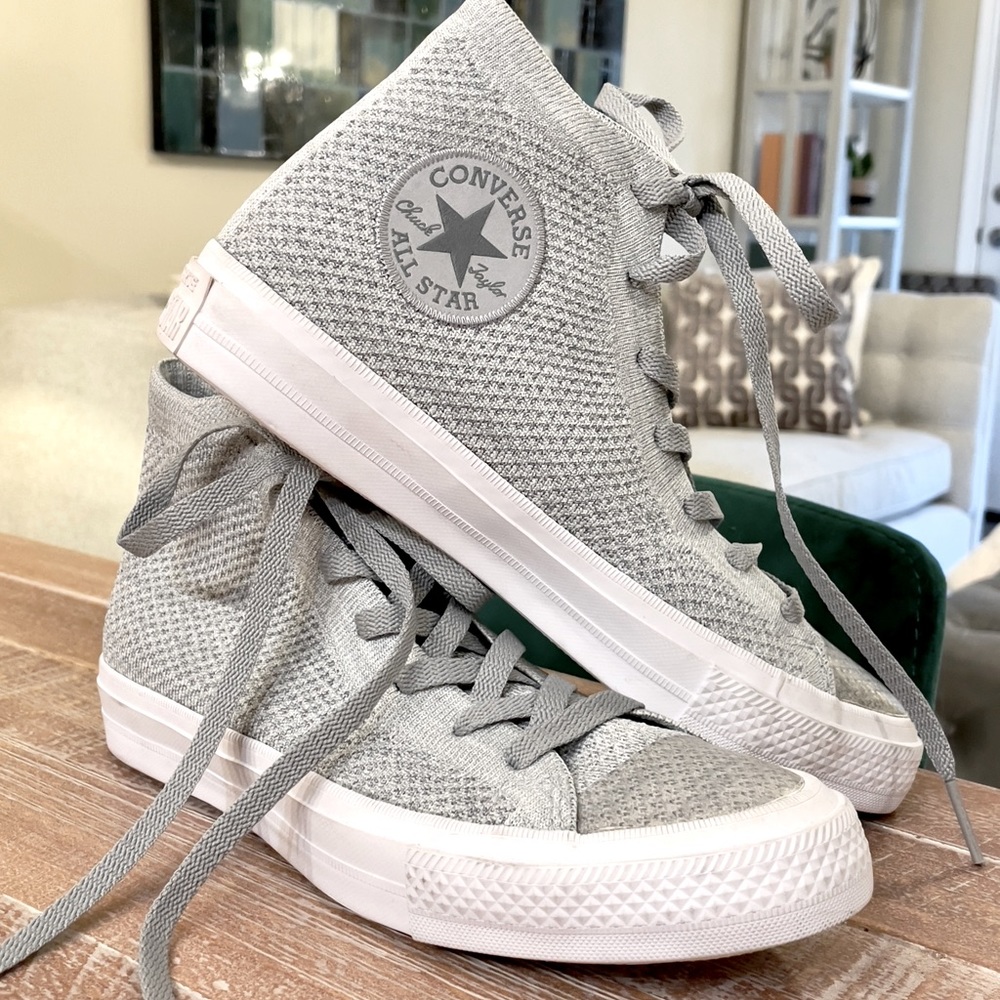 Chuck Taylor Converse - Picture 1 of 14